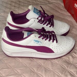 Never worn jr pumas 5.5 Must go